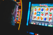 Automaten, Sportwetten : Glücksspielsucht: Wie viele Schulden Betroffene anhäufen 