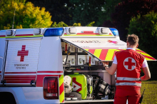 Moped kollidiert mit Pkw: Zwei Jugendliche bei Unfall in Kärnten verletzt