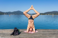 Strandbad Klagenfurt ist eröffnet, Gäste stehen am Wörthersee Kopf 