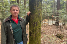 In Eibiswald: Einstiger sportlicher Leiter der Ski-HAK eröffnet Waldfriedhof 