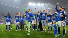 2. Fußball-Bundesliga: Mit Bier auf dem Rasen: Schalke feiert Bundesliga-Rückkehr