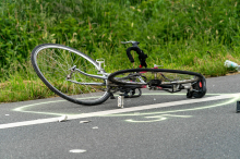 Keinen Helm getragen: Radfahrer (77) nach Kollision mit Motorradlenkerin (17) schwer verletzt