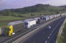 V nedeljo v trku treh vozil ranjenih osem ljudi. Danes nova nesreča, avtocesta je zaprta.