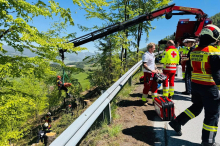 Verletzt im Krankenhaus : Mit Kran geborgen: Motorradfahrer stürzt über Böschung
