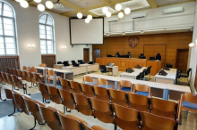 Anschlag in Villach: Terrorprozess: Angeklagter hinter Glaswand 