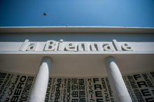 Brez pravih odgovorov Evropske komisije pred začetkom beneškega bienala