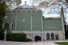 Evropska komisija obsodila predstavitev Rusije na beneškem bienalu, vodstvo pozvala k premisleku