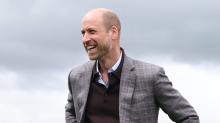 Prinz William: Royal holt Kuchen und trifft junge Bauern