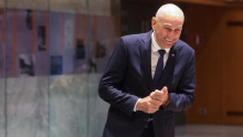 Janševa izhodišča za koalicijo: brez davka na nepremičnine, družina je investicijski projekt za državo ...