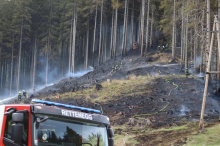Rund drei Hektar Wald betroffen: 200 Feuerwehrleute kämpfen in Rettenegg gegen Großbrand