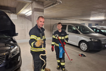 Fund im Auto: Schlange musste aus Motorraum befreit werden