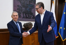 VUČIĆ PREDAO BOCAN-HARČENKU PISMO ZA PUTINA Predsednik čestitao Dan pobede: 