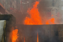 Fröhlichgasse: Brand auf Baustelle: Feuerwehr mit sieben Fahrzeugen im Einsatz