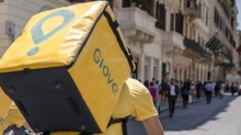 Il Garante contro Glovo e Deliveroo: “Nei siti richiami a standard etici. Sui rider non rispettati”