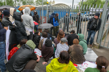 Protest zaradi načrtovane deportacije treh ljudi. Ministrstvo: Ne gre za deportacijo, ampak predajo.