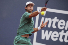 Ausraster im Video: Tennis-Profi zertrümmert Schläger an Schiedsrichter-Stuhl