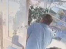 Moment thieves steal Chinese takeaway's 'lucky' money tree before fleeing in getaway car