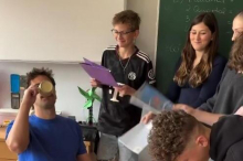 Warum Kärntner Schüler ihren Lehrer bedienen und seine Schuhe putzen