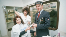 Kurioser Service: Vor 37 Jahren konnte man sich in der Bahn die Haare schneiden lassen