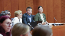 Odbor prižgal zeleno luč interventnemu zakonu, stranke odhajajoče koalicije sejo obstruirale