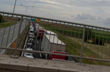 SUDAR NA AUTO-PUTU, VIŠE LJUDI POVREĐENO! Potpuni kolaps kod Kovilja, nepregledne kolone vozila se ne mrdaju (FOTO)