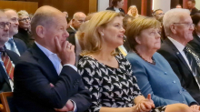 Scheidender Regierungschef: Kretschmanns Berlin-Abschied mit Merkel und Papst-Anekdote