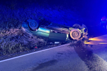 In Höch : Alkolenkerin überschlägt sich mit Auto 