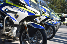 V prometni nesreči hudo poškodovan policist motorist