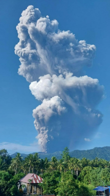 Po izbruhu indonezijskega ognjenika umrli trije ljudje