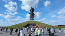 Ruski prostovoljci, ki iščejo padle vojake druge svetovne vojne: 