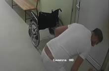 (UZNEMIRUJUĆE) ISPLIVAO SNIMAK NASILJA NAD PACIJENTOM U KOVINU Glavni akter 