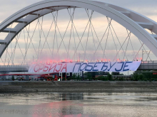 SRBIJA POBEĐUJE! IMPRESIVNA ATMOSFERA NAD DUNAVOM U NOVOM SADU Baklje na Žeželjevom mostu osvetljavaju veličanstveni slogan (FOTO/VIDEO)