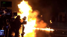 HAOS ISPRED KANCELARIJE EDIJA RAME: Leteli Molotovljevi kokteli i suzavci, ulice blokirane (VIDEO)