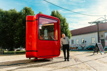 Več kot sto dijakov prenovilo legendarni Mächtigov kiosk, ki zdaj stoji pred UGM-om