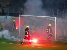 Olimpija hitro povedla, derbi zaradi bakel prekinjen za 17 minut #vŽivo