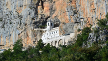 LEGENDA KOJA VEKOVIMA INTRIGIRA: Evo zašto vernici nose bele vunene čarape u Ostrog