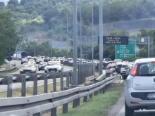 AMSS: Po podne pojačan saobraćaj, na planinama po kiši i klizavim putevima