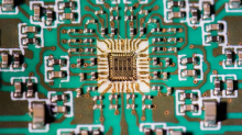 Nemški znanstveniki z novim čipom iz silicija in germanija dosegli rekordnih 500 Gbps