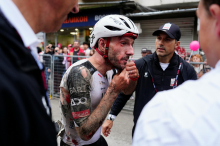 Po sobotnem padcu Giro zapušča tudi Adam Yates