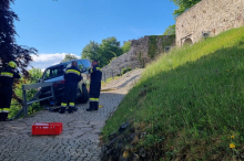 Lieferant kam am Brucker Schlossberg vom Weg ab und durchbrach Geländer