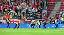 Protestaktion: Tennisbälle: Union-Fans sorgen in Mainz für Unterbrechung