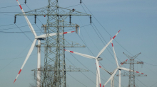 Energie: Hubschrauber inspiziert Stromleitungen in Schleswig-Holstein