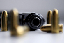 Schutz oder Risiko?: Warum sich immer mehr Menschen Waffen zulegen 