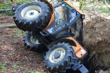 Lenker unverletzt: Feuerwehr barg Traktor aus Wald bei Bad Gleichenberg