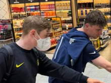 Vingegaard ni navdušen nad dolgo selitvijo na Giru: na letalo z masko in razkužilom