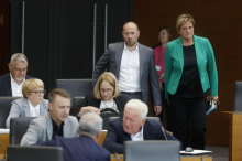 Predlogu intervencijskega zakona se kaže podpora, nasprotniki napovedujejo referendum