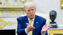 Trump odprt za ponovni zagon mornarice okoli Hormuza; nafta pri 103 dolarjih