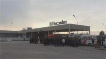 Electrolux dimezza la produzione e annuncia 1.700 esuberi. I sindacati: “Inaccettabile”