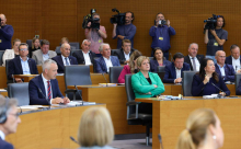 DZ potrdil predlog intervencijskega zakona, odhajajoča koalicija napoveduje referendum