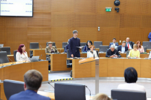 DZ ustanovil parlamentarna delovna telesa, odhajajoča koalicija zahteva drugačno razporeditev mest